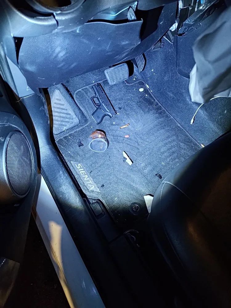 陳男將槍枝放在腳踏墊上。新店警分局提供