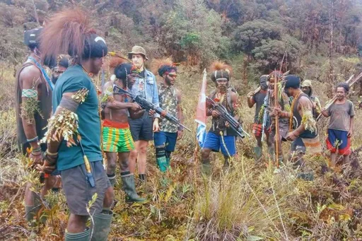 畫面曝光!紐西蘭機師淪人質 印尼叛軍持長矛、弓箭、突擊步槍圍繞