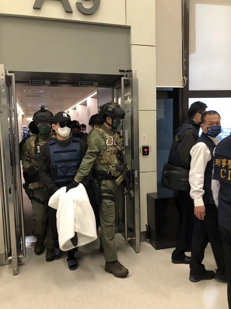 槍手孔祥志、主使者「紅龜」洪政軍案日前在大陸落網，台南警方昨將把2人押解回台。翻攝畫面