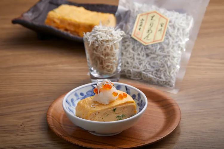 小魚乾玉子燒，使用聽莫札特的日曬吻仔魚製成。業者提供