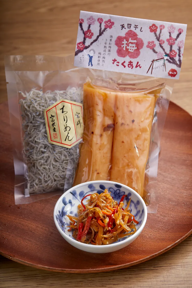 辣炒蘿蔔小魚乾使用木村梅漬蘿蔔乾與日曬吻仔魚、辣椒炒製而成。業者提供