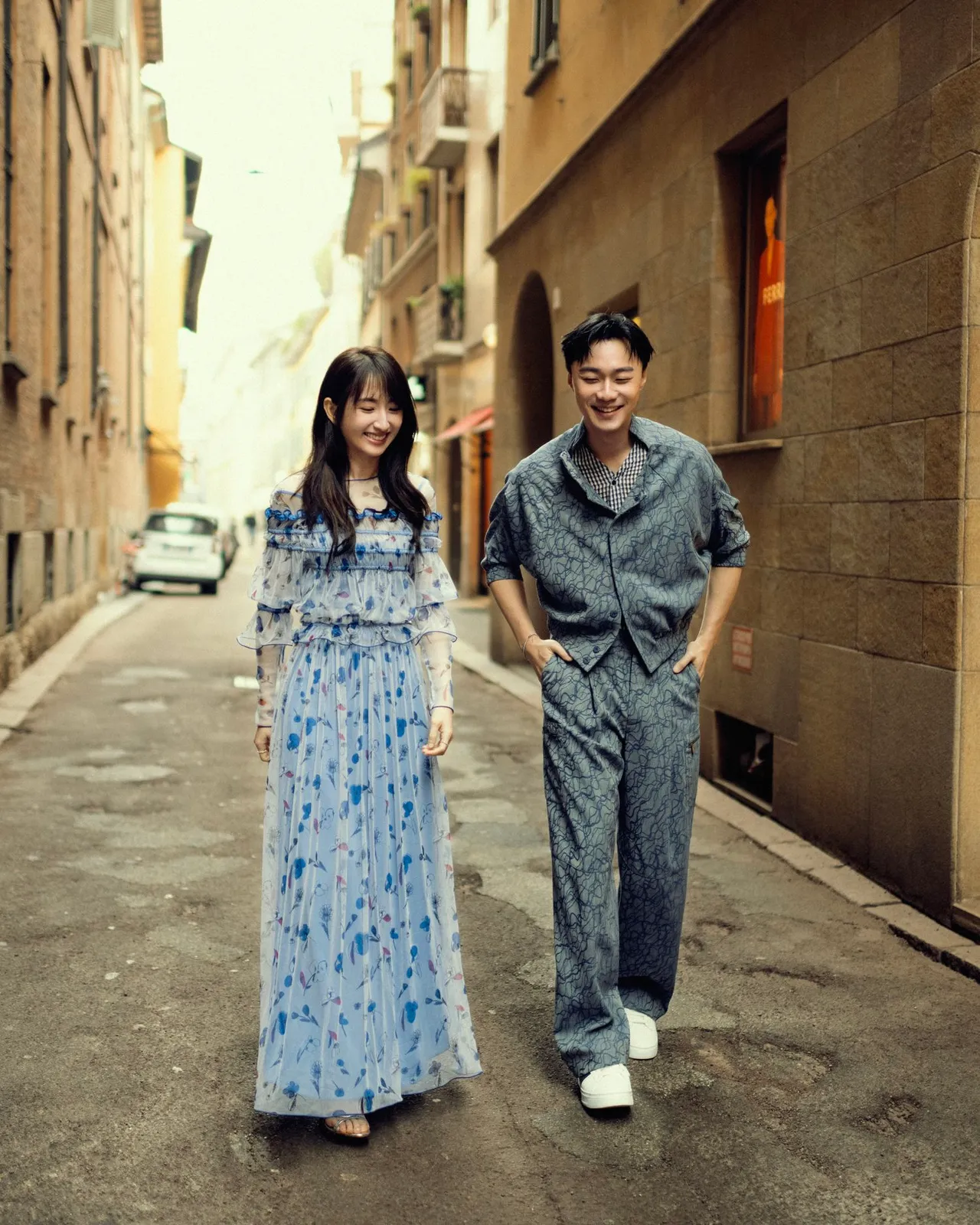 柯佳嬿與施柏宇漫步米蘭街頭。品牌提供