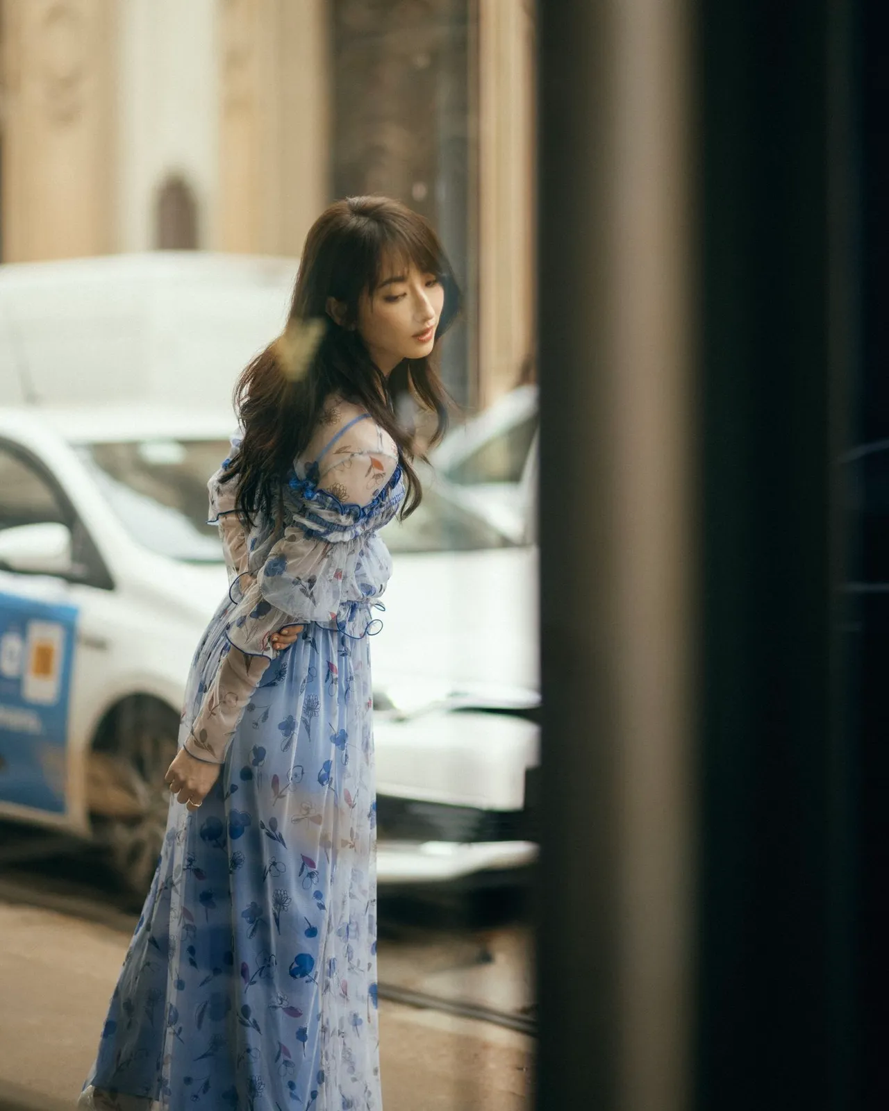 柯佳嬿身穿EMPORIO ARMANI 2023春夏系列藍色印花薄紗洋裝漫步米蘭街頭。品牌提供