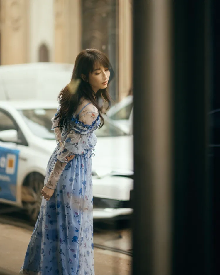 柯佳嬿身穿EMPORIO ARMANI 2023春夏系列藍色印花薄紗洋裝漫步米蘭街頭。品牌提供