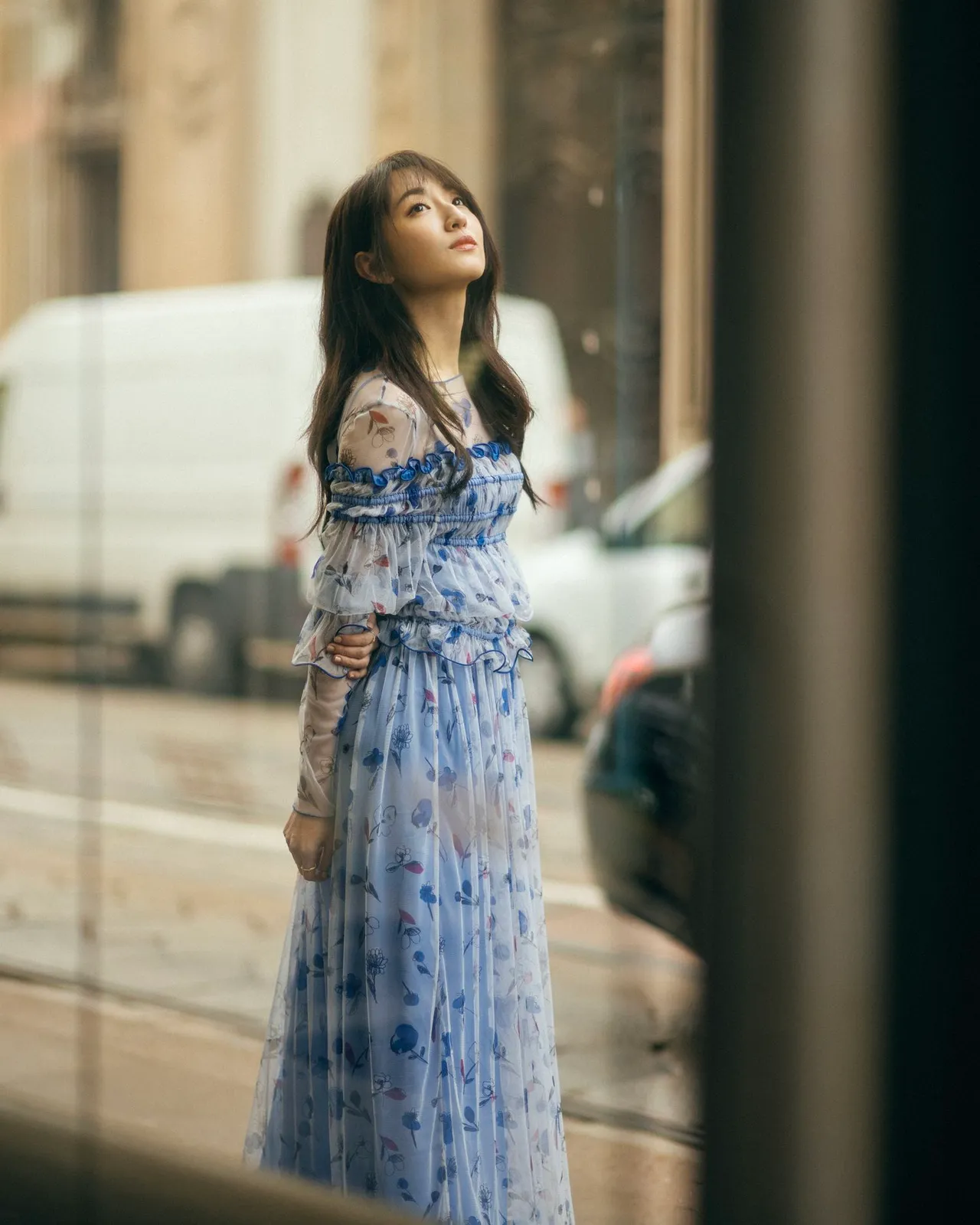 柯佳嬿身穿EMPORIO ARMANI 2023春夏系列藍色印花薄紗洋裝漫步米蘭街頭。品牌提供