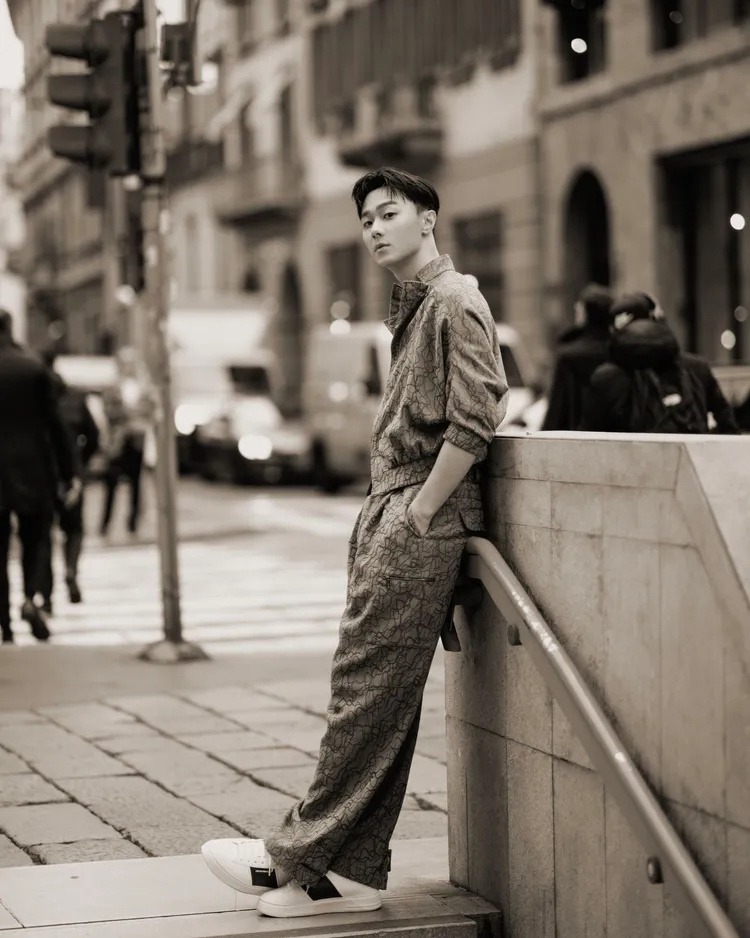 施柏宇穿著EMPORIO ARMANI 2023春夏系列藍色波浪印花外套及同款褲裝漫步米蘭街頭。品牌提供