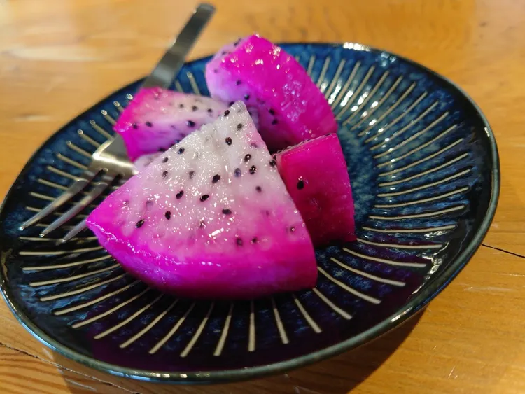 農民帶來的「雙色火龍果」，香甜多汁。競總提供