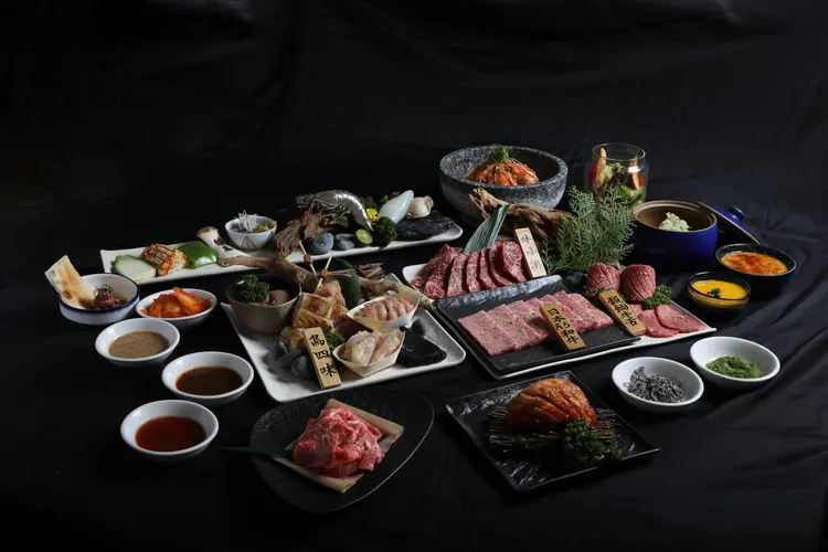 「绘馬別邸」主打日式精緻燒肉套餐，雙人及三人套餐從1680元至4280元，服務費另計。業者提供