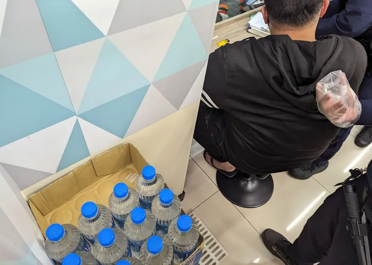 曾男故作鎮定坐在超商裡。翻攝畫面