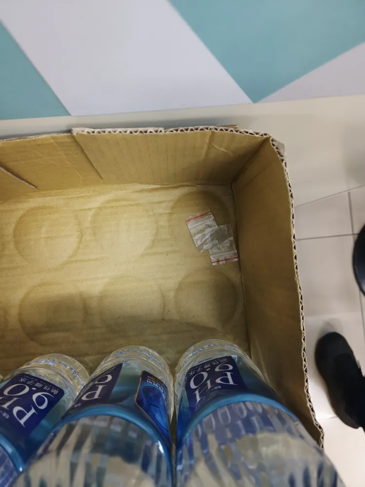 警方在飲料貨架上，找到曾男棄置的毒品。翻攝畫面