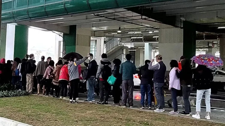 安坑輕軌通車首日下午開放搭乘，民眾排隊想要嘗鮮。捷運公司提供