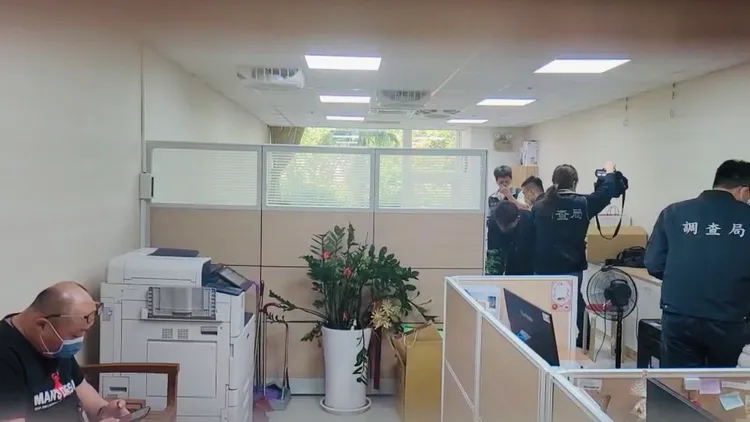 檢調去年12月至市府經發局搜索，帶走一箱又一箱的證物。資料畫面