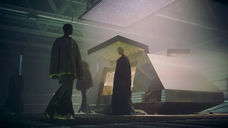 Rick Owens在現場放置了雙人單體結構的溫控隔音鋼製睡眠艙，並創作與之相配的服飾——MONCLER+Rick Owens聯名服飾膠囊系列。品牌提供