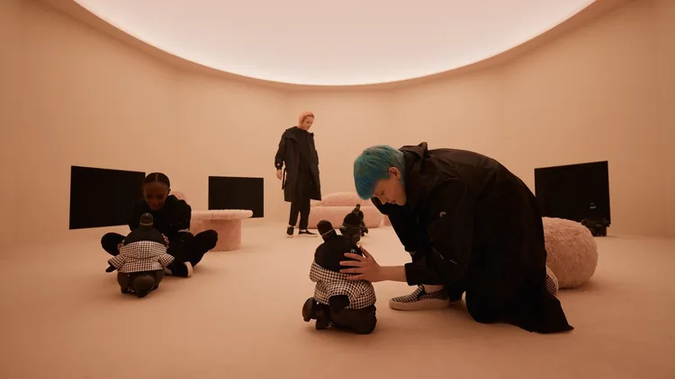 FRGMT主理人藤原浩以萌趣可愛的「LOVOTs」主演的機器人舞蹈秀，詮釋他對情感連接的未來主義構想。品牌提供