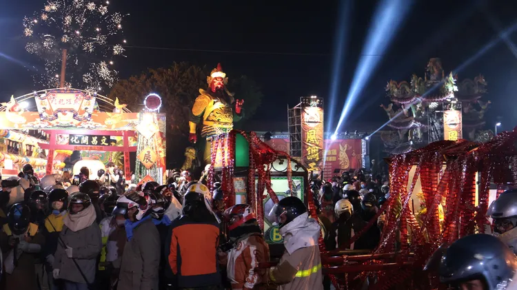 鹽水武廟前人潮擁擠，水洩不通。王志弘攝