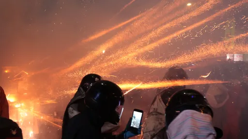 睽違2年鹽水蜂炮火力無極限 電音辣妹回來了!20萬人犁蜂炮熱鬧滾滾