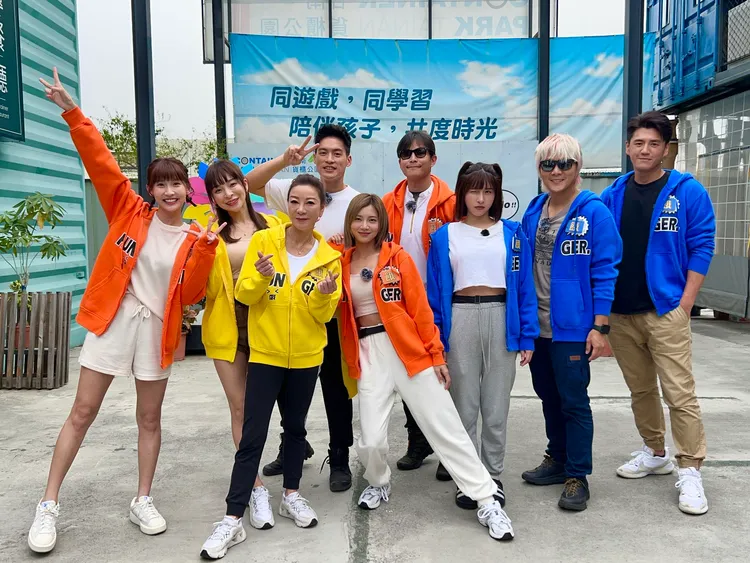 粿粿(左起)、李湲、楊繡惠、許孟哲、蔡黃汝、孫協志、峮峮、王仁甫、阿布。中視提供