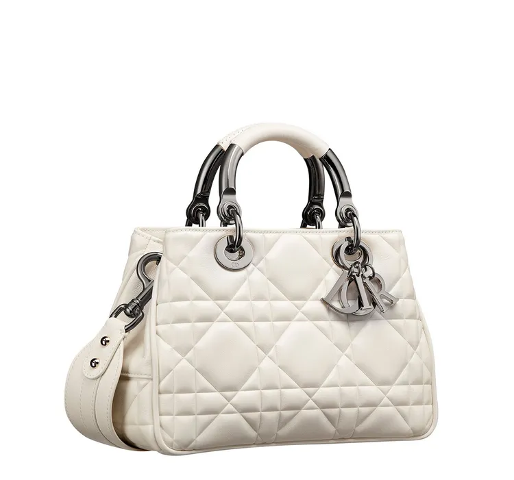 Lady 95.22拿鐵白籐格紋小羊皮中型提包搭配黑提把，23萬5000元。品牌提供