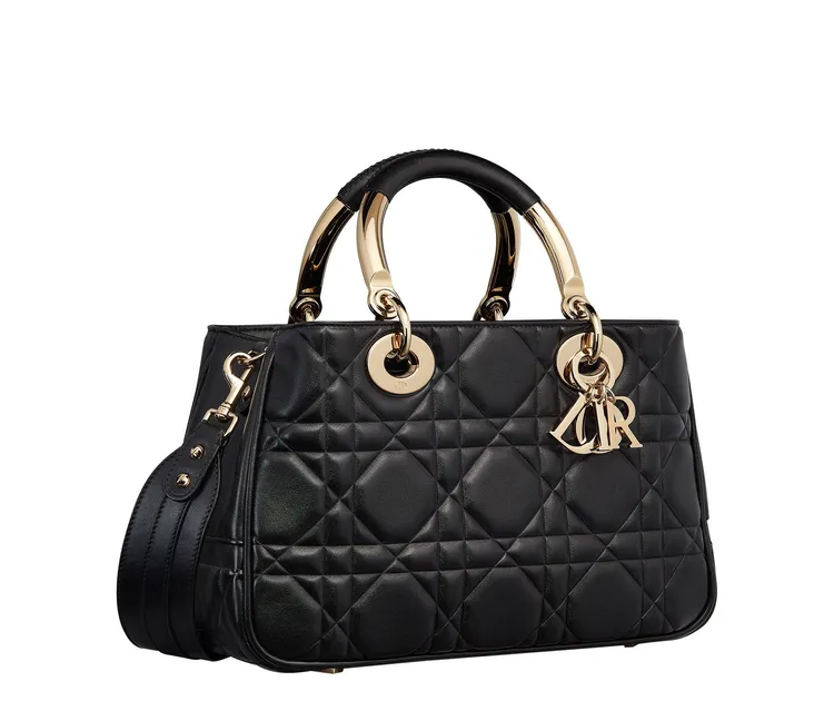 Lady 95.22黑色籐格紋小羊皮中型提包搭金提把，23萬5000元。品牌提供