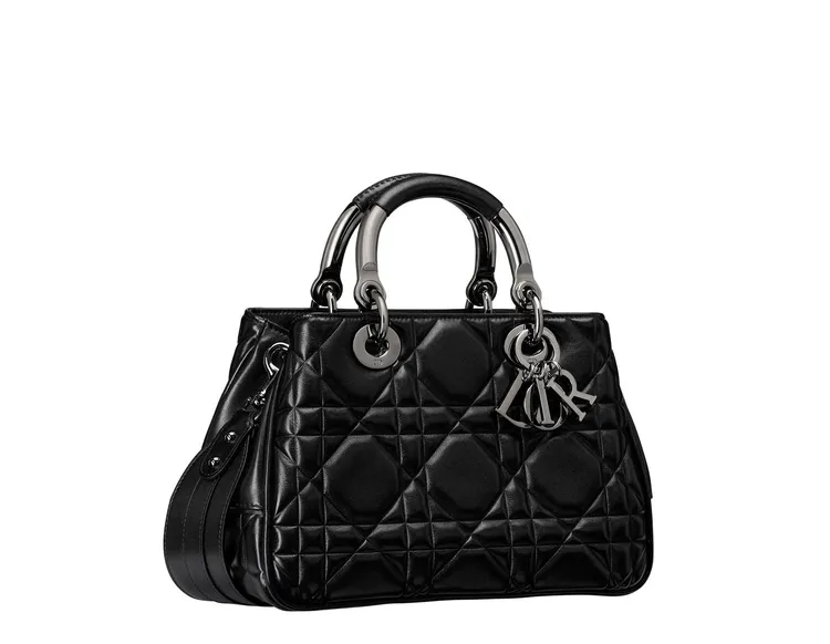 Lady 95.22黑色籐格紋小羊皮中型提包搭配銀提把，23萬5000元。品牌提供