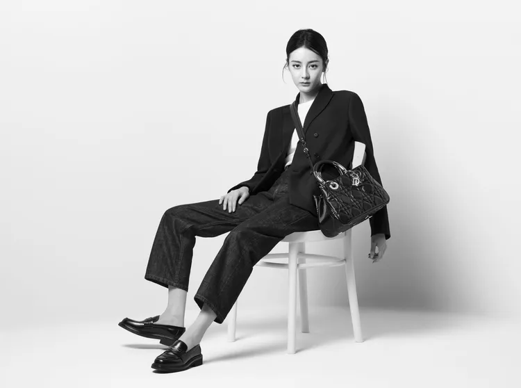 迪麗熱巴新寵Lady 95.22包，表示其容量大，可以滿足裝進工作中需要的東西。品牌提供