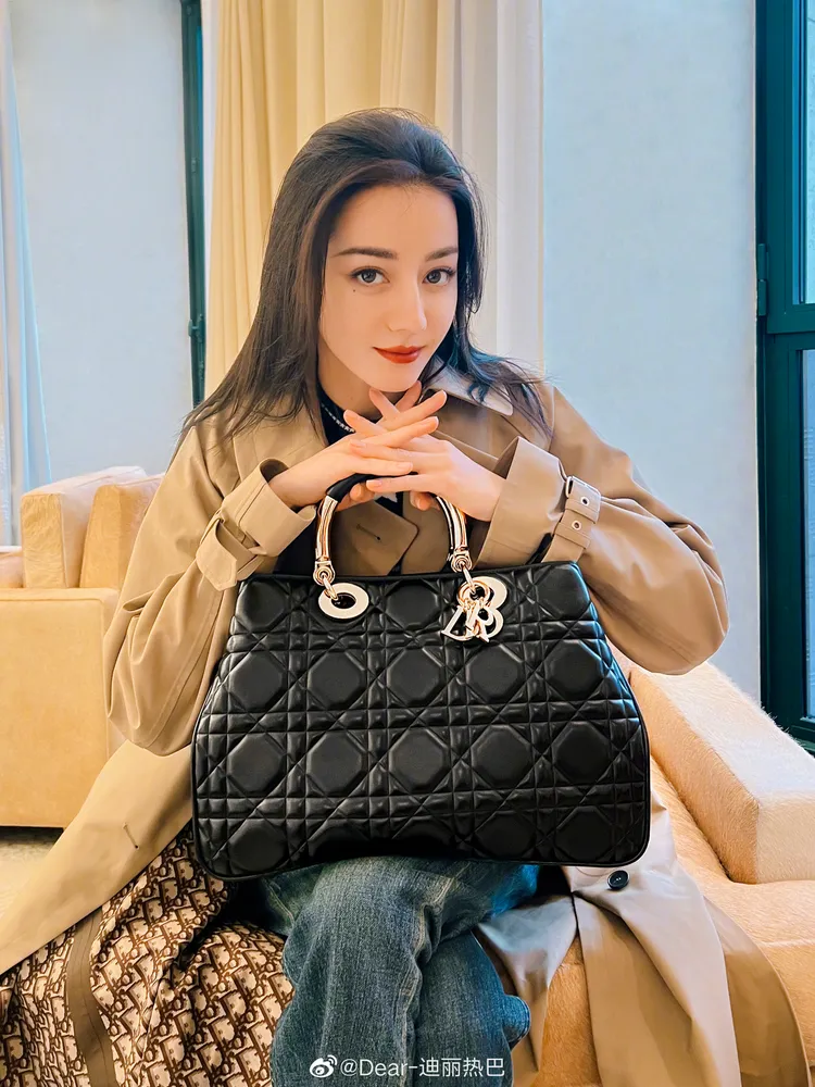 迪麗熱巴在生活中的個場合緊擁Lady 95.22包。翻攝嘉行迪麗熱巴工作室微博