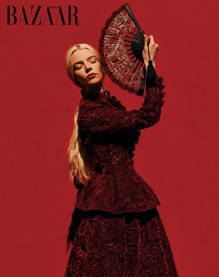 安雅坦言一開始走紅毯時都會感到焦慮。《Harper's BAZAAR》提供