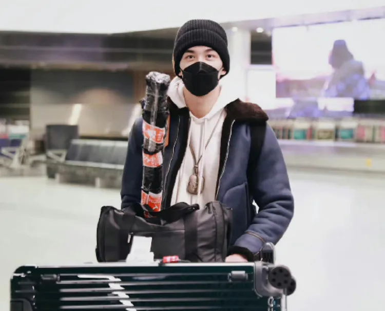 吳磊新劇飾演撞球選手，所以機場隨身帶著撞球桿的護套。翻攝趴圈醬紫微博