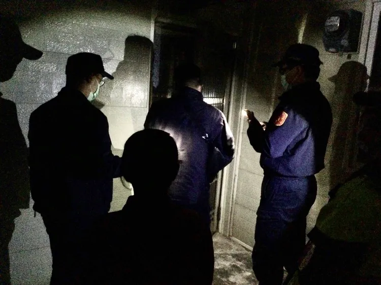 警方前往死者東山區住處訪查，確定身分。翻攝畫面