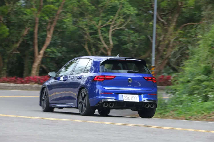 即使在濕滑路面以較激烈方式進出彎，Golf R所搭載的四驅系統也能氣定神閒地帶來極為強大的貼地性，擁有極高的過彎極限。林浩昇攝