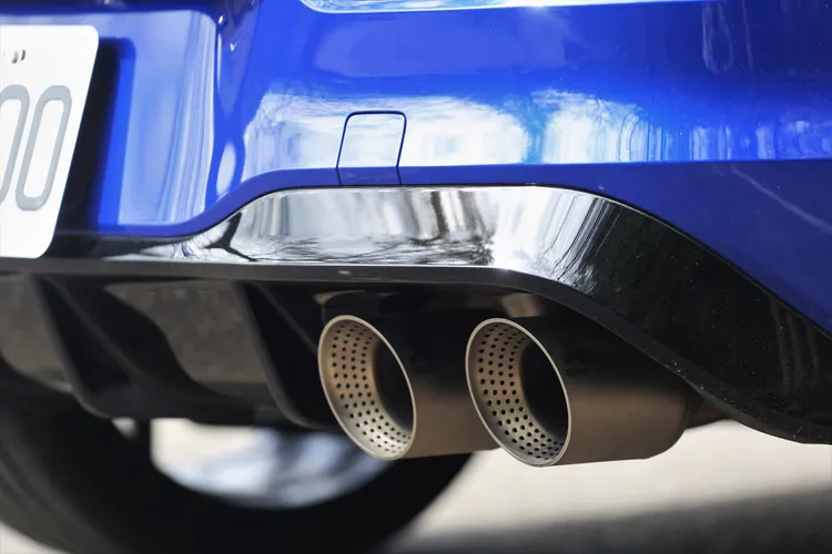 聲浪迷人不嘈雜的AKRAPOVIC蠍子排氣管，是原廠R Performance包含的其中專屬配備。林浩昇攝