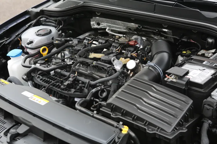 Volkswagen集團招牌的EA888渦輪引擎本體，在8代Golf R上已達到320匹馬力境界，4.8秒完成0-100km/h加速之餘，也兼顧12.6km/L的平均油耗表現。林浩昇攝