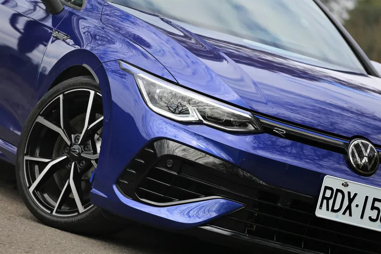 Golf R在車頭應用上了專屬的空力設計，綴有藍色飾條的細長化水箱護罩，當然也不能少了虛榮感十足的R徽章。林浩昇攝