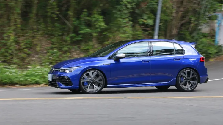 全力驅策Golf R，動力從中低轉速傾倒的強大加速G力，到高轉速絲毫未見疲軟的動力延伸性，感官刺激仍是讓人心醉。林浩昇攝
