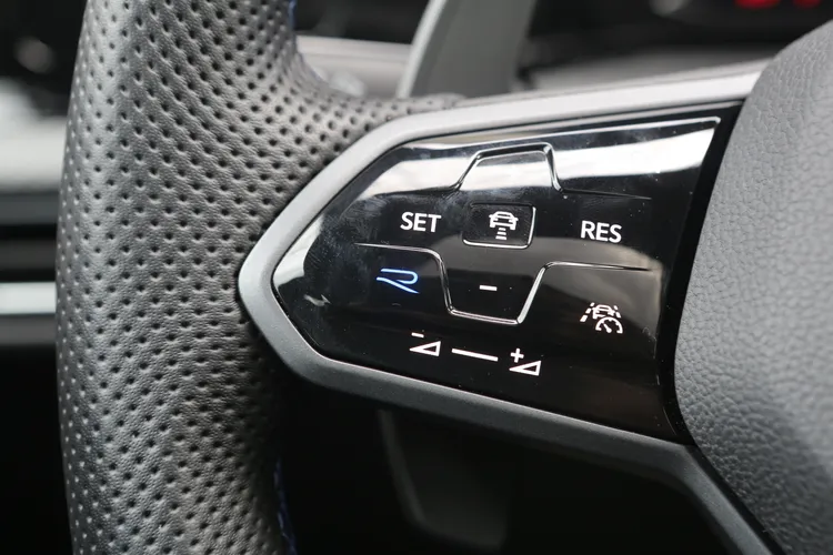 方向盤左側的藍色R字樣，按下後可一鍵啟動賽道模式，車輛反應及引擎聲浪都達到最激進狀態。林浩昇攝