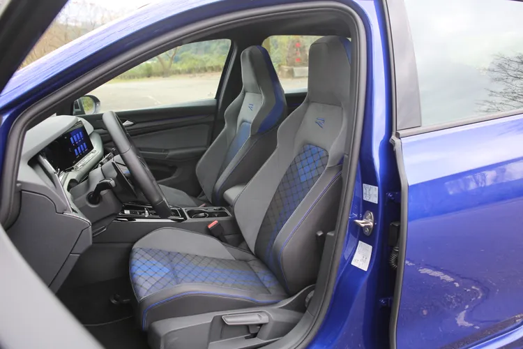 前座兩張以類麂皮、皮革與織布交錯包覆的一體式跑車座椅，在椅背上還有專屬的R徽章，激烈操駕擁有優異的支撐性。林浩昇攝