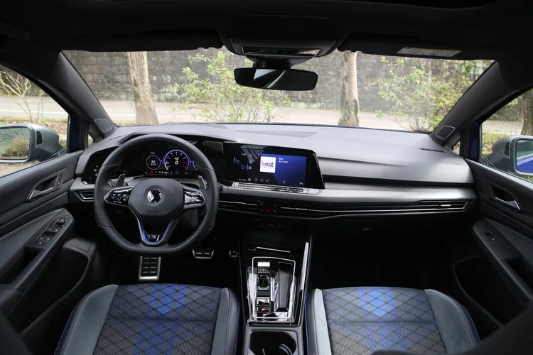 數位化的科技座艙，是8代Golf車系共同的主打特色，包含10.25吋的液晶儀表板及0吋影音觸控螢幕，更有內建環艙氣氛燈。林浩昇攝