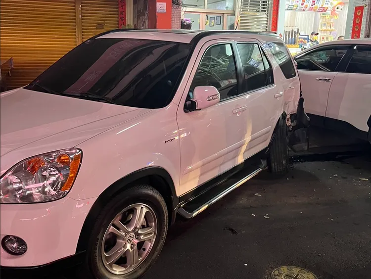 臨停路旁的休旅車被撞到車頭朝外，車上女乘客全身多處擦挫傷。讀者提供