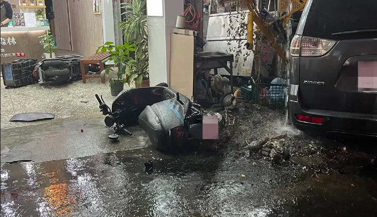 肇事現場滿目瘡痍，機車及騎樓餐車東倒西歪。讀者提供