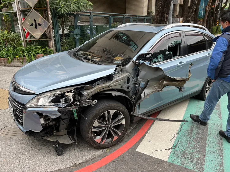 林男企圖駕車衝撞警員。翻攝畫面