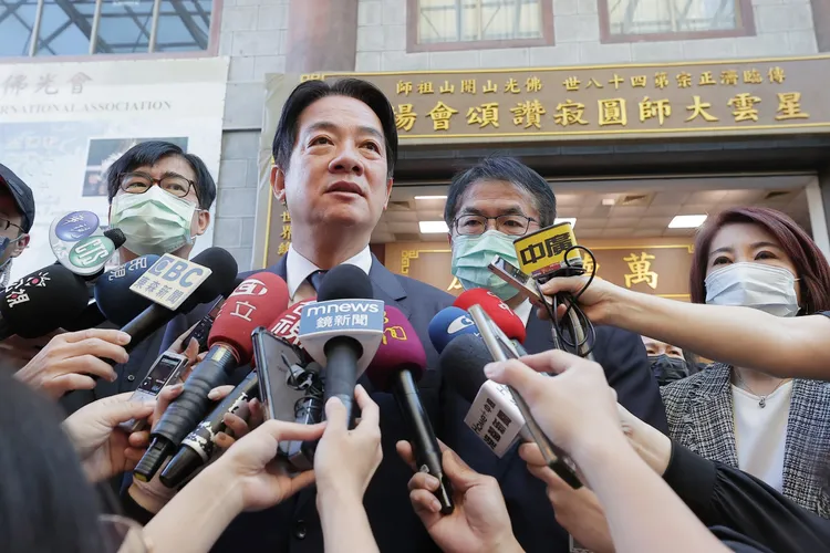 賴清德前往弔唁星雲大師並接受媒體訪問。總統府提供