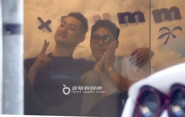 品牌活動大使周予天與友人在現場拍照合影。特勤中心攝