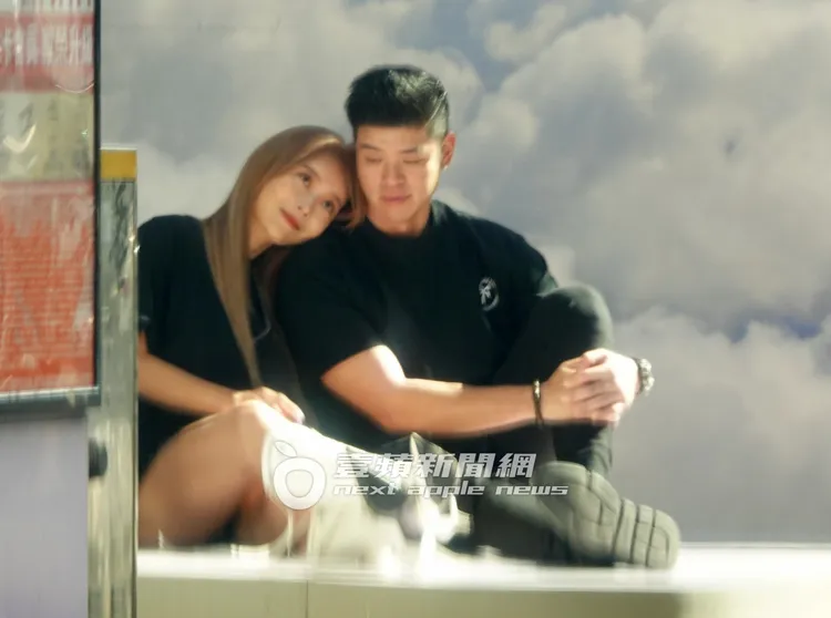 資工彌與交往2年的男友Perry拍照時互動親密。特勤中心攝