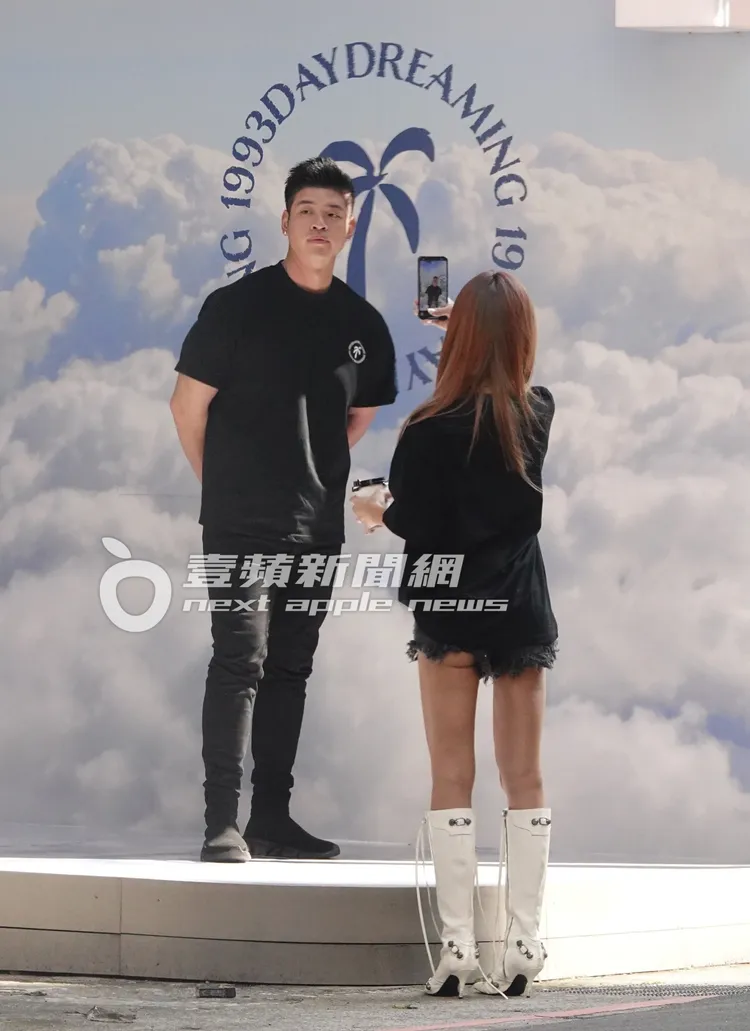 資工彌替男友拍照時，短褲露出屁股蛋。特勤中心攝