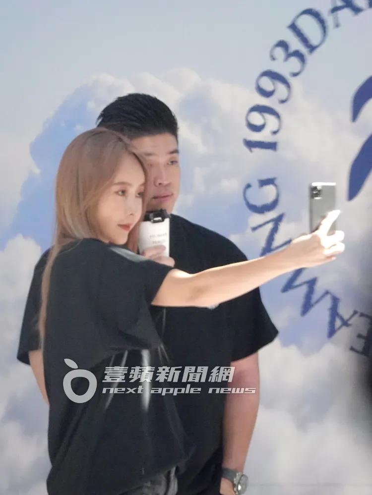 資工彌和男友Perry走出店外，在網美牆前一起自拍。特勤中心攝