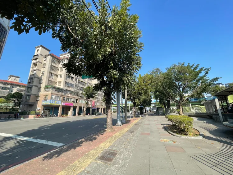 高雄環保局一名垃圾車司機每天到楠梓國中人行道花圃尿尿。讀者提供