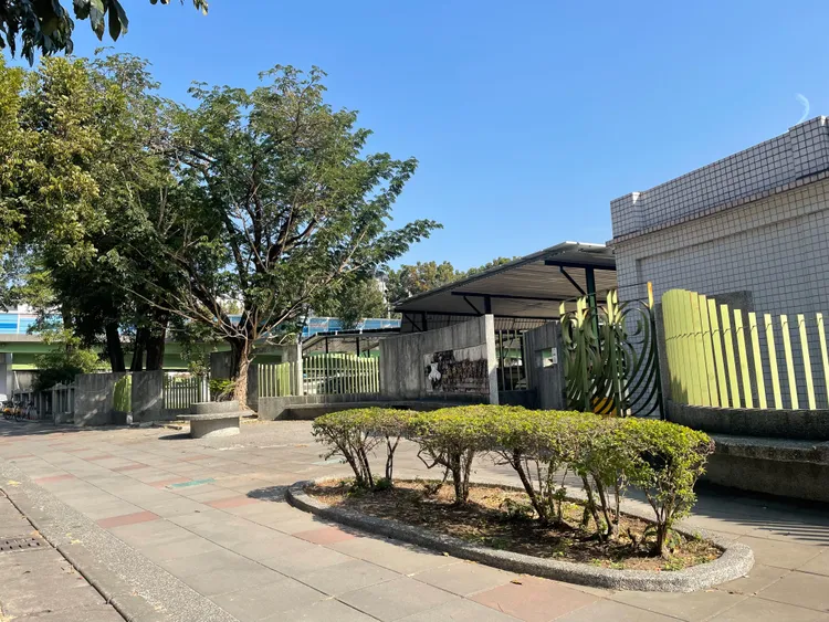 高雄環保局一名垃圾車司機每天到楠梓國中人行道花圃尿尿。讀者提供