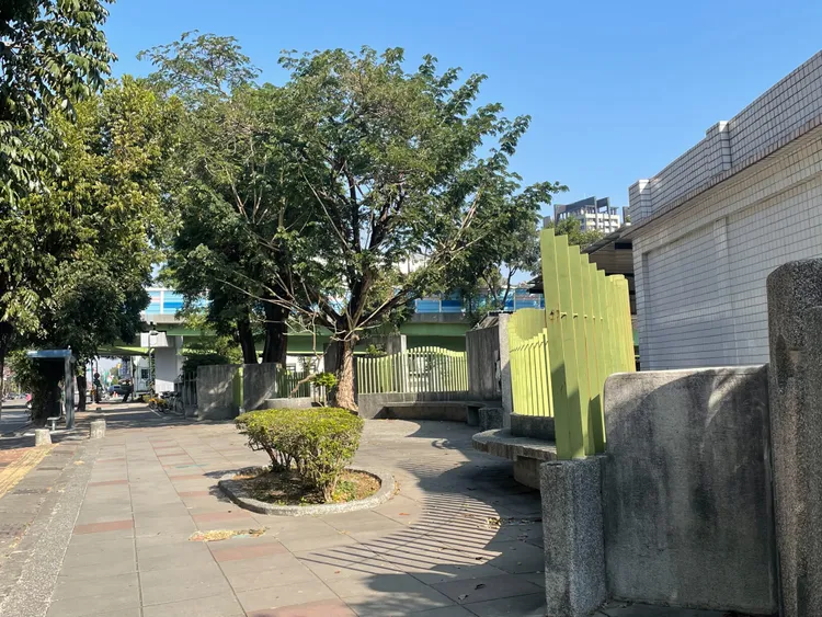 高雄環保局一名垃圾車司機每天到楠梓國中人行道花圃尿尿。讀者提供