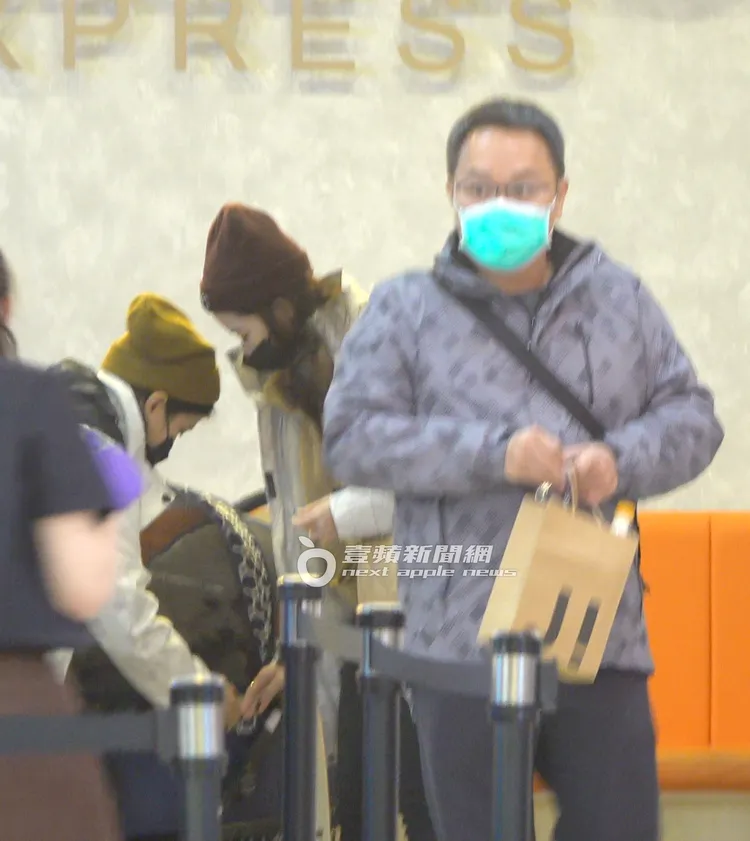 紫渝（中）與爸爸（右）和助理3人逛街吃飯。特勤中心攝