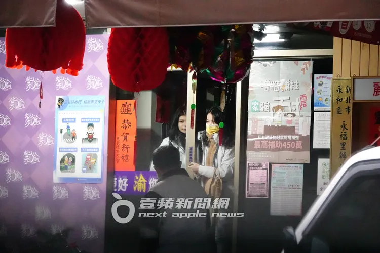 陳紫渝傍晚離開服務處。特勤中心攝